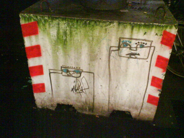 zwei betonfreunde baustelle koeln streetart beton klotz 