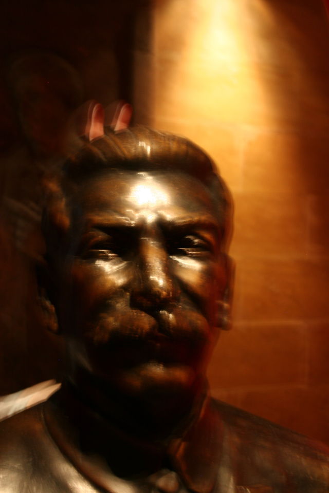 genosse h�schen b�ste house_of_terror stalin budapest 