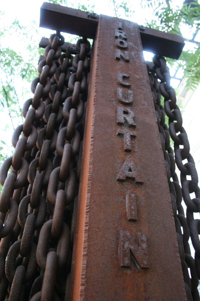 der eiserne vorhang eiserner_vorhang ketten denkmal sozialismus vorhang kommunismus budapest gedenkst�tte 