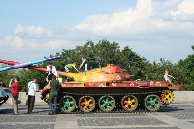 friedenspanzer ukraine panzer hippies kiev bunt 