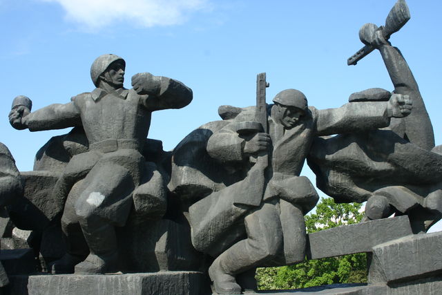 fire in the hole denkmal ukraine soldaten kiev 