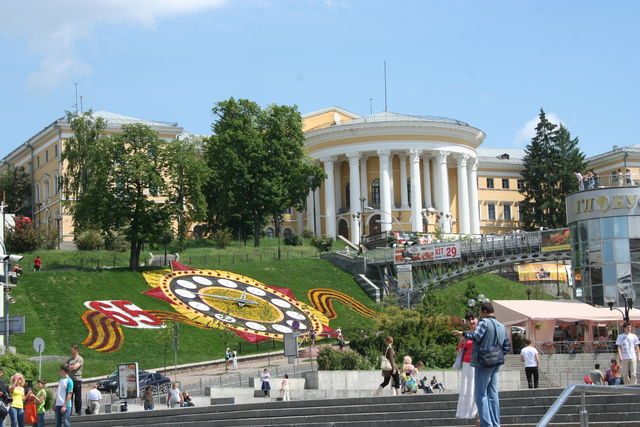 platz uhr bunt blumen ukraine kiev 