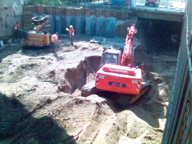 der vorhof zur hlle! bagger baustelle hlle kln 