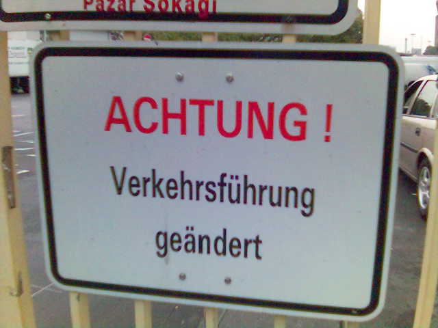 bleibt alles anders schild verkehr 