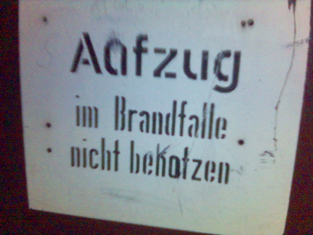 Brandbekotzung aufzug klink kotzen kln merheim schild 