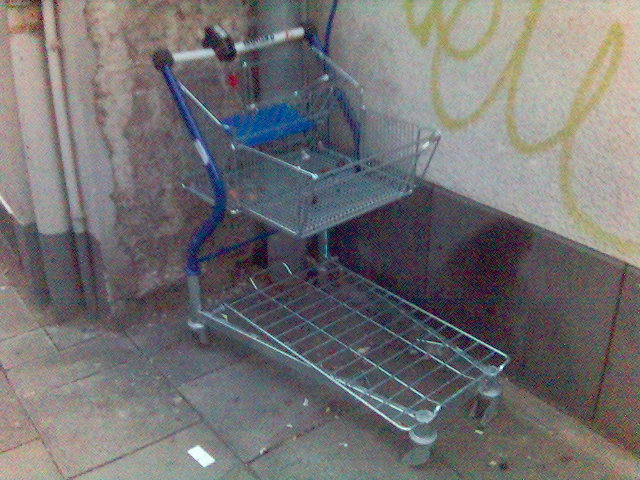 VANDALISMUS VS GEIZ IST GEIL einkaufswagen k�ln reifen vandalismus 