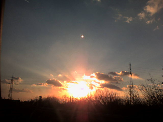 sonnenuntergang im ruhrpott strommasten autobahn licht sonne wolken sonnenuntergang 