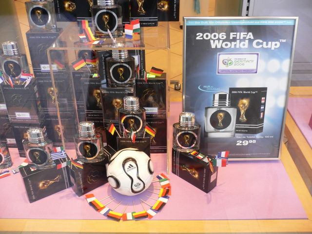 wm-wahn werbung sport schaufenster fu�ball weltmeisterschaft parfum fifa wm2006 