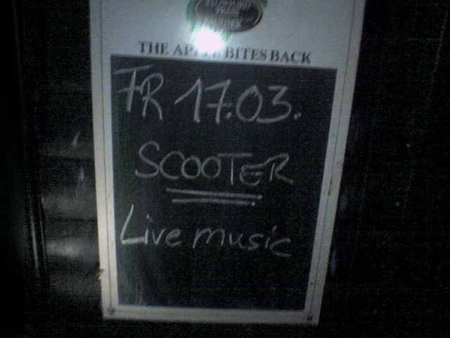 scooter im irish pub baxter pub scooter schild 