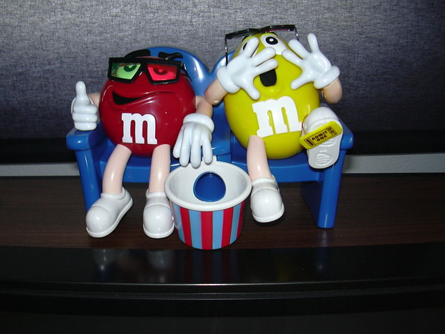 M&Ms-Spender m&m red yellow schokolade 