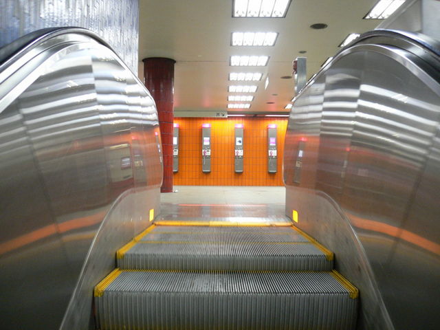 70ies orange rolltreppe bahn 