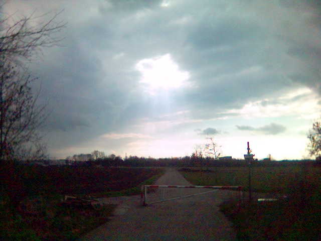 Gestrahle kreuzung schranke stadtrand weg himmel natur sonne wolken 