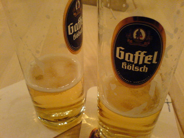 Als Kontrast zu dem Altbier gaffel glas k�lsch 