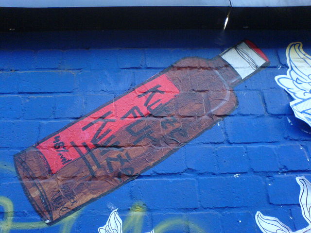 Gegenaktion kurze streetart wand alkohol 
