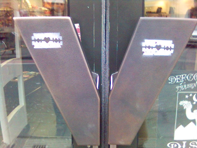 V wie Vendetta ehrenstra�e gespr�ht rasierklinge schablone sprayen k�ln streetart t�r 