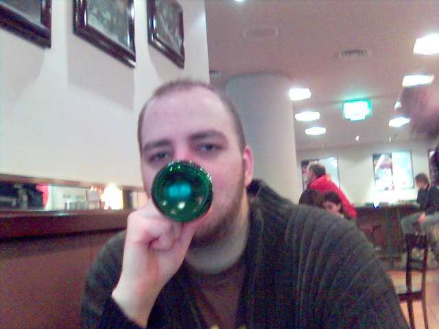 mannomann, ist der typ fertig gruen hauptbahnhof muede k�ln tom flasche 