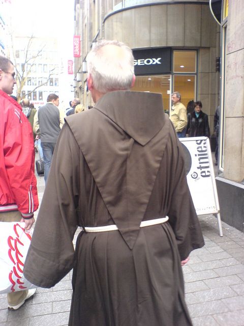 Wer h�tte gedacht, dass M�nche auf der Hohestra�e shoppen gehen.... hohestra�e m�nch shoppen 