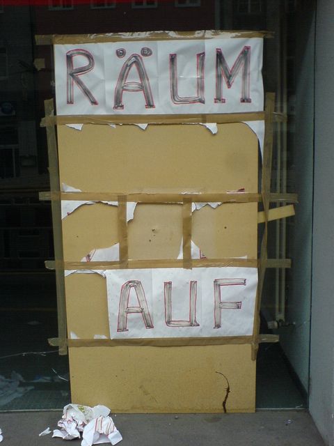 r�um auf! verkaufen aufr�umen k�ln schild 
