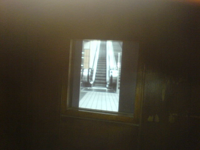 Rolltreppe ins nichts... roltreppe screen ehrenfeld kneipe k�ln bildschirm 