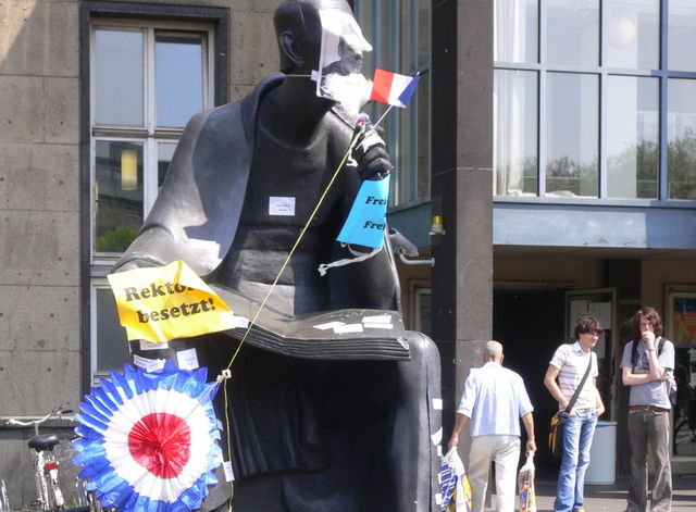 revolution! magnus protest statue k�ln uni studenten 