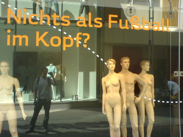 nacktball nackt fussball schaufenster schaufensterpuppe fu�ball 