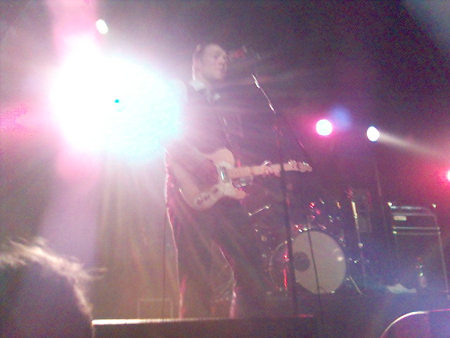 Jochen D. im Strahlenkranz blumfeld b�hne hall live music konzert Gitarre 