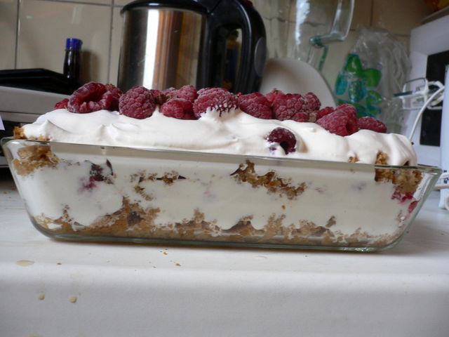 sahnehaufen an fruchtzucker und sherry himbeeren nachtisch trifle essen k�che sahne 