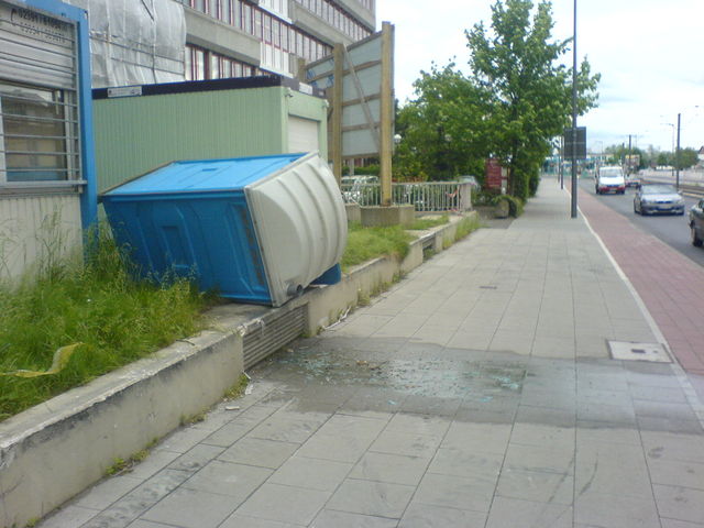 Dem Brger flieg vom spitzen Kopf der Hut... dixi siff klo gestank wind 