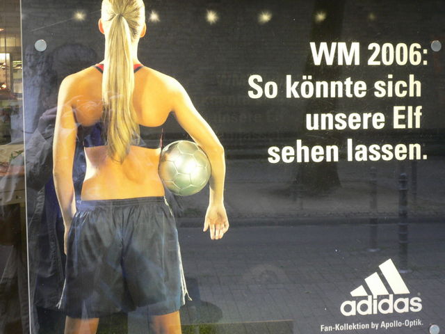 blondes gift gegen holland und co? adidas werbung wm2006 blondine fu�ball 