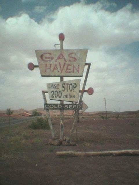 Schild der Tankstelle in Ouarzazate marokko 