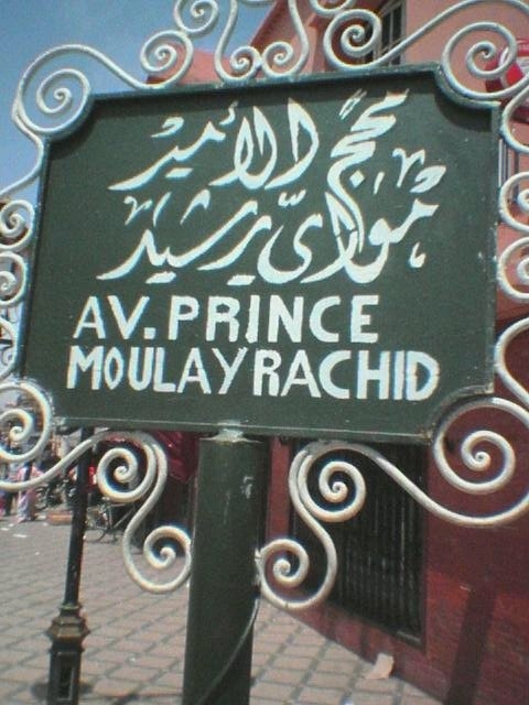 Normales Strasenschild in Marrakesch marrakesch 