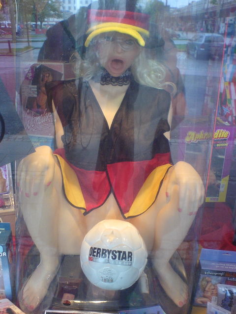 abartige gummipuppe gummipuppe fussball schaufenster wm2006 fuball bremen sexshop 