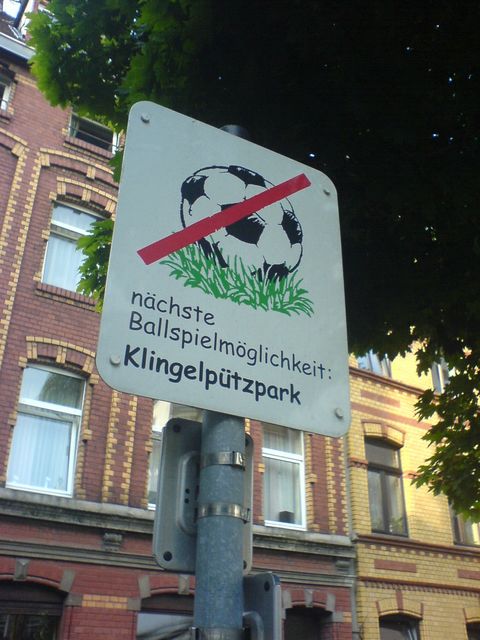 Gnade zur WM fussball kln schild verbot 