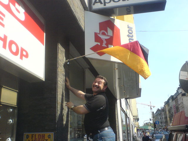 vorfreude kiosk33 fahne fussball wm2006 fu�ball aziz b�dchen 