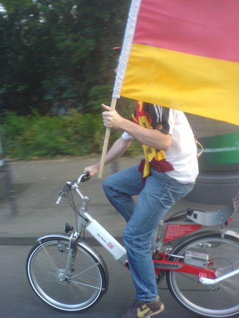 chris freut sich bahnrad chris fussball wm2006 fu�ball fahne 