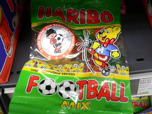 da kickt der b�r haribo s��igkeiten weingummi wm2006 supermarkt fu�ball 
