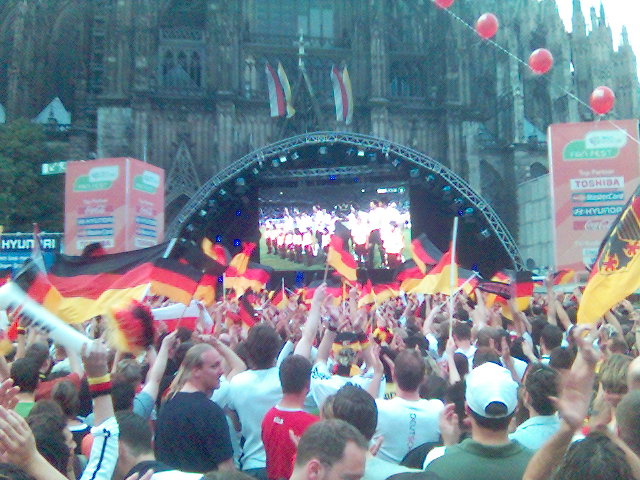 Flaggenmeer fahnen polen roncalliplatz deutschland wm 