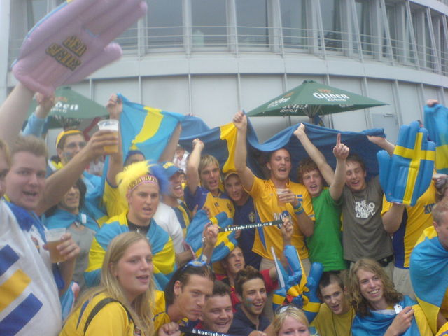 schweden freuen sich fussball wm2006 fu�ball schweden schokomuseum fans 