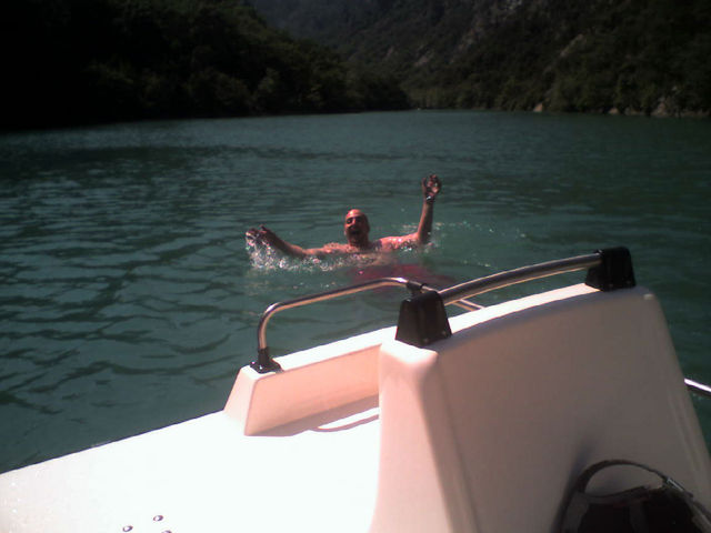 umhilfeschreiender schiffbruechiger wasser frankreich lac sainte-croix grand canyon du verdon 