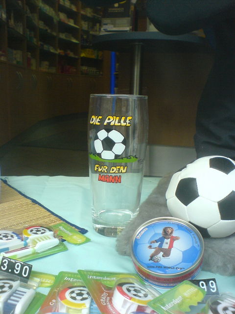 m�nnerpille apotheke uralt fussball glas schaufenster wm2006 fu�ball schlecht 