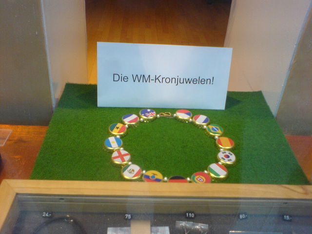 kronjuwelen juwelen kronkorken fussball schaufenster wm2006 fuball 