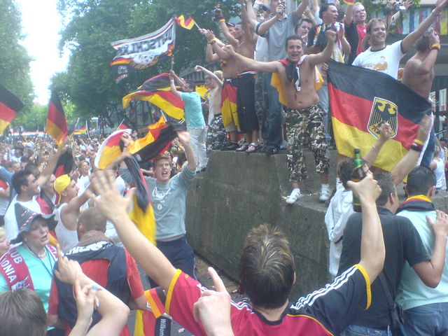 ruhender verkehr nummer eins fussball wm2006 fuball fans betonauto 