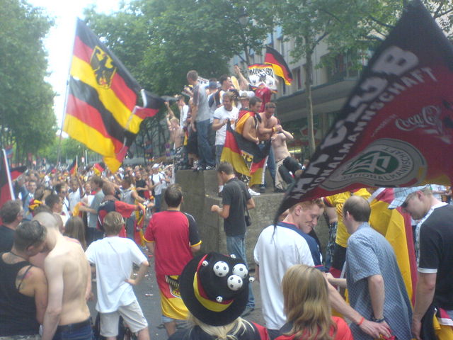 ruhender verkehr nummer zwei fussball wm2006 fuball fans betonauto 