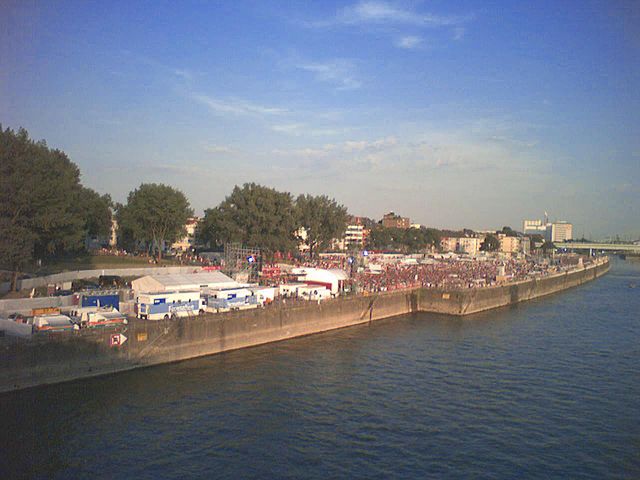 Deutzer Werft am Tage, als uns das Schicksal mit schnem Wetter verspottete ! halbfinale menschenmassen unglck deutz 