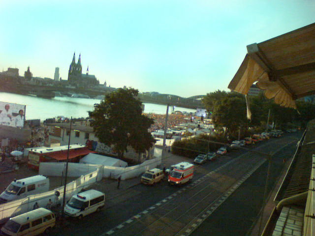 Deutzer Werft, rechts deutz halbfinale ungl�ck menschenmassen unheil schicksal 