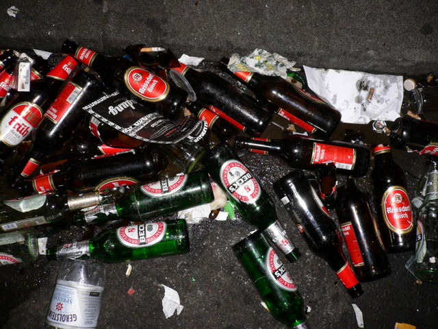 der himmel auf erden... altglas leer k�lsch m�ll z�lpicher stra�e flaschen 