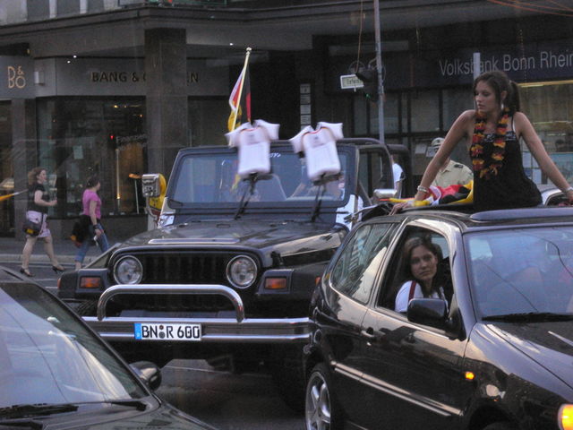 bonn tobt kolonne bonn wm2006 fu�ball scheibenwischer fans 