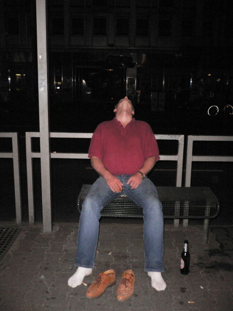 Nich lang schnacken, ... barfu� schlafen haltestelle schlaf 