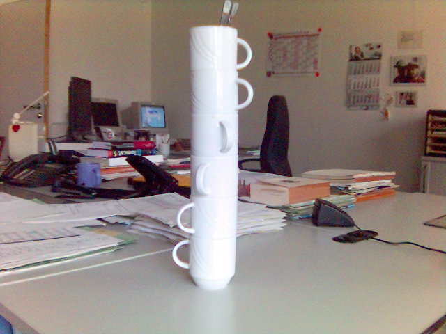 Kaffeetassenturm zu Babel kafee b�ro tasse turm 