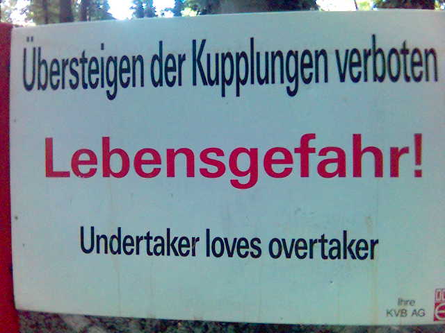 Undertaker loves overtaker englisch kupplung lebensgefahr strassenbahn undertaker gefahr kvb schild verboten 